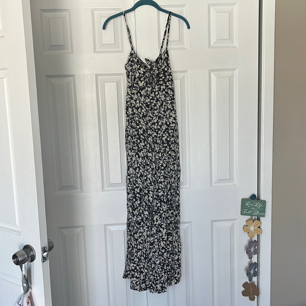 Billabong floral wide leg pants jumpsuit side medium. Side zip with tie up front